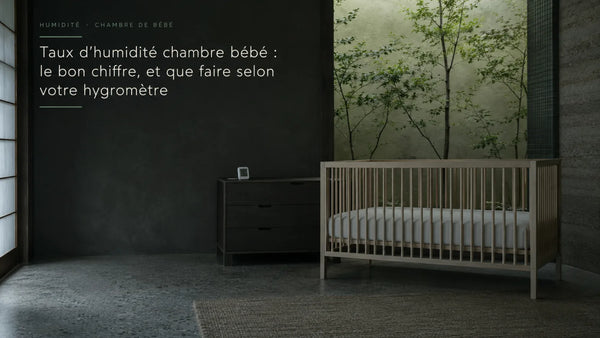 Chambre de bébé au petit matin, lit à barreaux vide et thermo-hygromètre posé sur la commode, lumière froide gris-vert