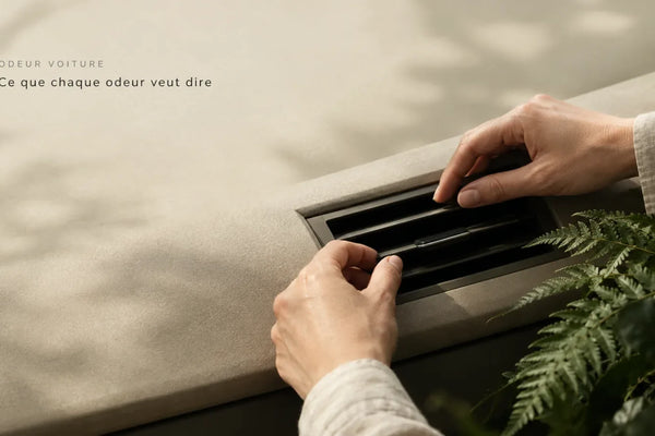 Mains ouvrant l'aérateur du tableau de bord dans l'habitacle d'une voiture