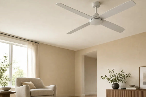 Sens de rotation d'un ventilateur de plafond en été et en hiver, vue depuis le sol dans un séjour clair