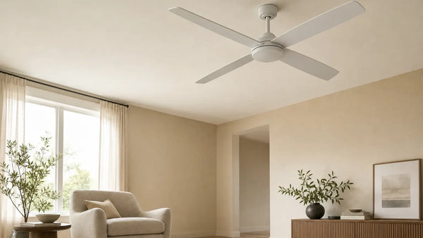 Sens de rotation d'un ventilateur de plafond en été et en hiver, vue depuis le sol dans un séjour clair