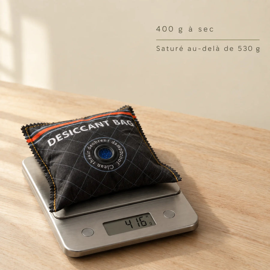 Absorbeur d'humidité voiture pesé sur une balance de cuisine pour vérifier sa saturation