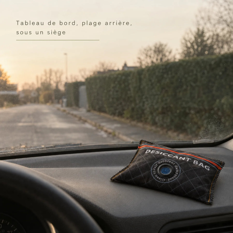 Absorbeur d'humidité posé sur le tableau de bord d'une voiture, pare-brise sans buée au petit matin