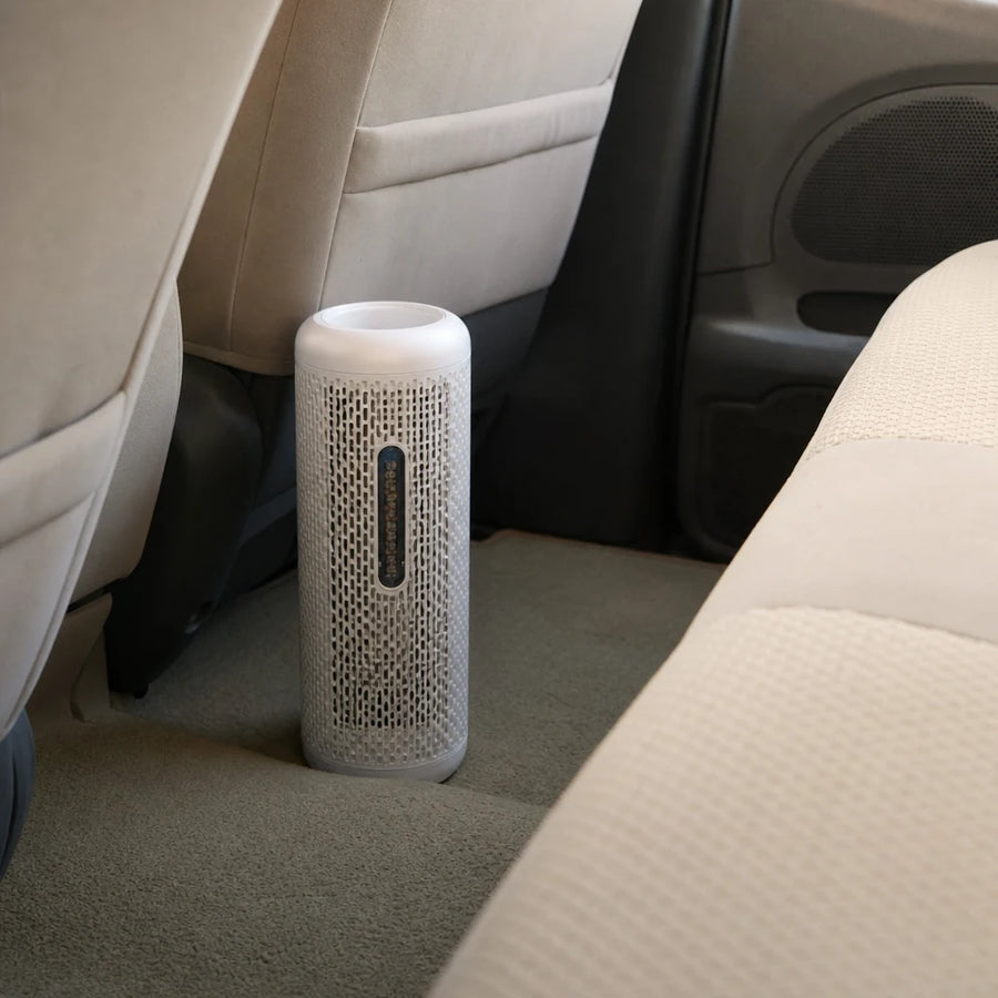 Déshumidificateur voiture Deerma CS10M sur siège arrière — humidité habitacle