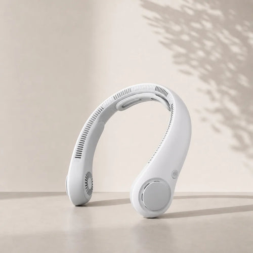 Ventilateur de cou rechargeable sans pales apparentes, design épuré posé sur pierre claire L'Air Sain