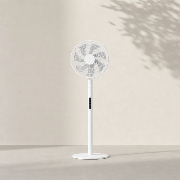 Ventilateur sur pied silencieux DC blanc sur fond ivoire épuré avec ombre végétale L'Air Sain