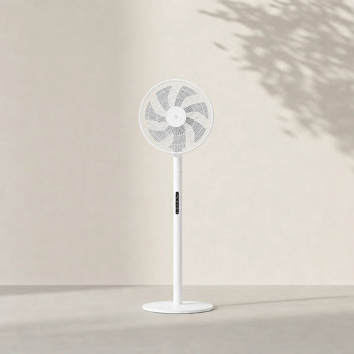 Ventilateur sur pied silencieux DC blanc sur fond ivoire épuré avec ombre végétale L'Air Sain