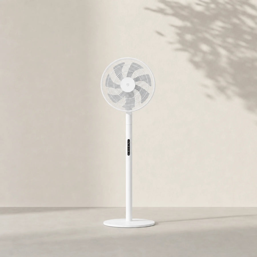 Ventilateur sur pied silencieux DC blanc sur fond ivoire épuré avec ombre végétale L'Air Sain